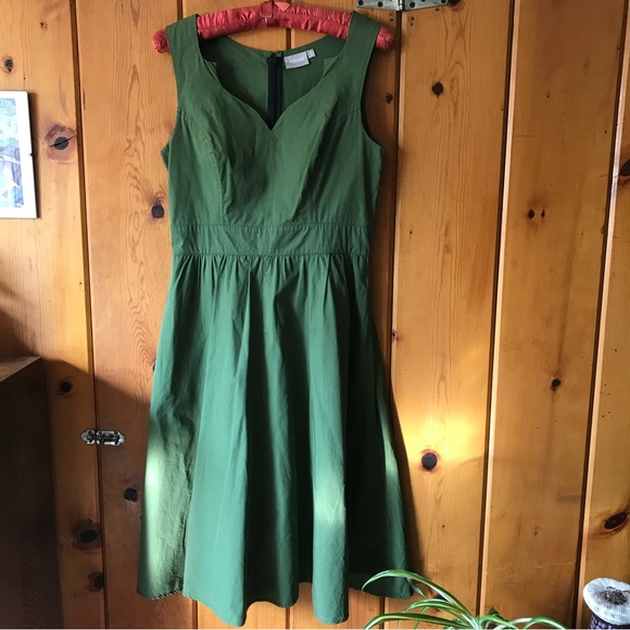 Eshakti dress with amazing neckline - Picture 2 of 3